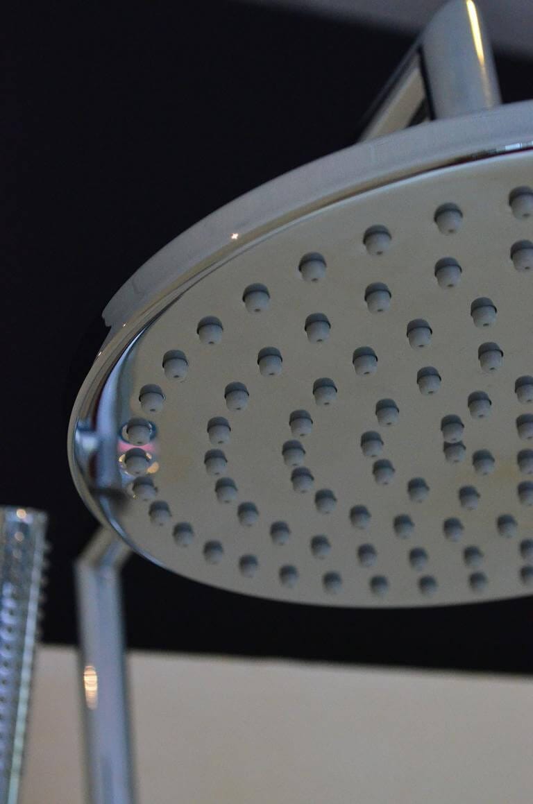 Duschkopf entkalken, um die Armaturen zu schonen
