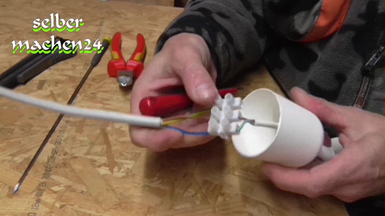 Deckenlampe montieren